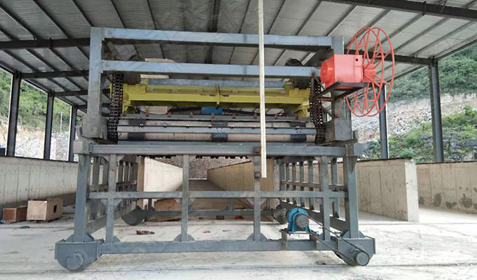 有機(jī)肥堆肥發(fā)酵鏈板式翻拋機(jī)工作原理