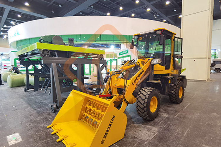 鏟車式多功能翻堆機(jī)工作原理