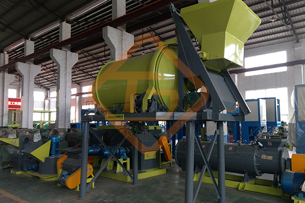 bb肥攪拌機發(fā)往南美洲（1）