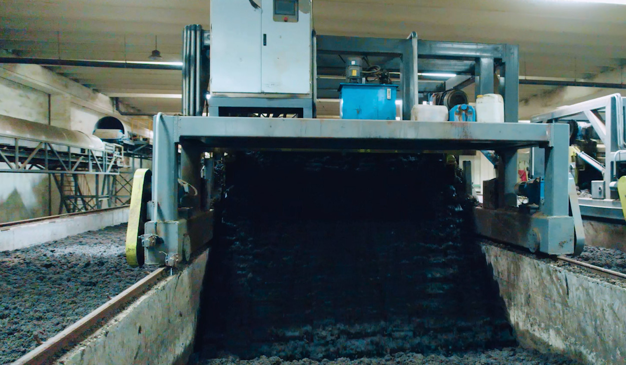 有機(jī)肥翻堆機(jī)促進(jìn)發(fā)酵的方法